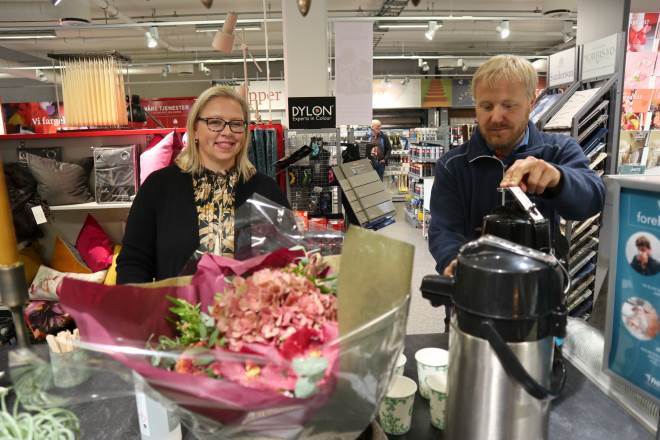 Stine Solheim og Steinar Johannessen med blomster og kaffe