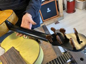 Leonardo Michelin-Salomon eksperimenterer med svartfarger på gitarhals<br />Foto: Mette L'orange
