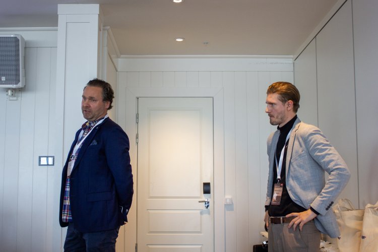 Mann mottar gavepose fra dame. 