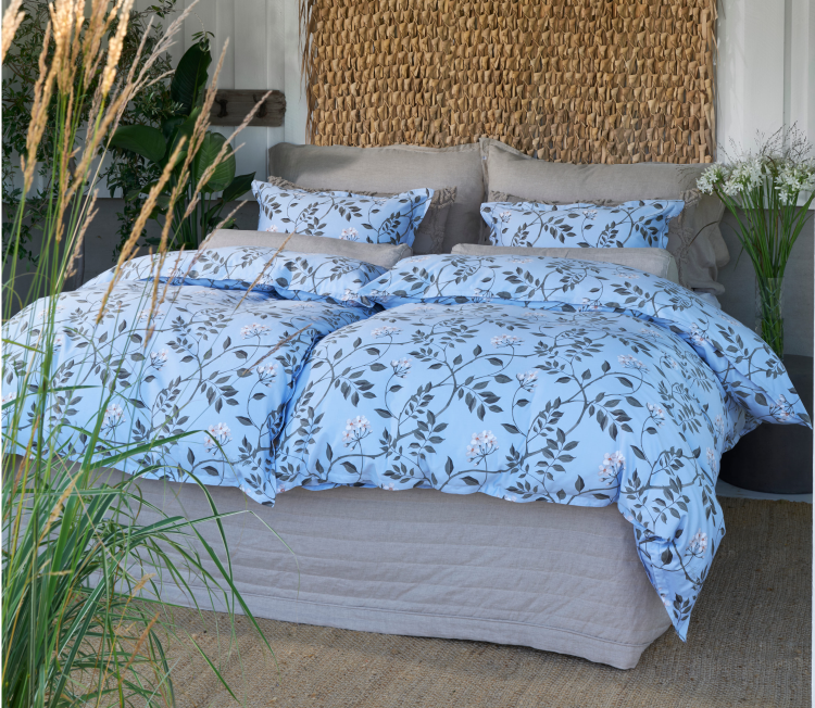 Soverom med blomstret sengesett i blått