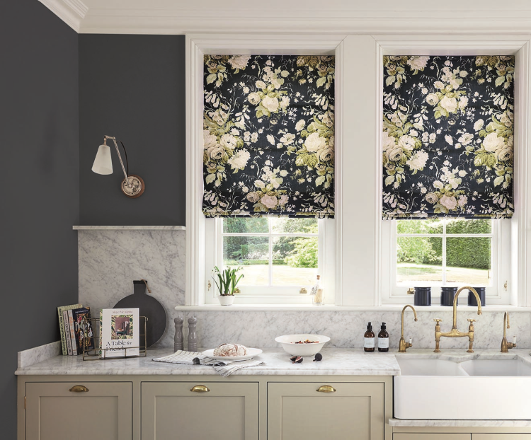 Blått kjøkken med blomstret liftgardin