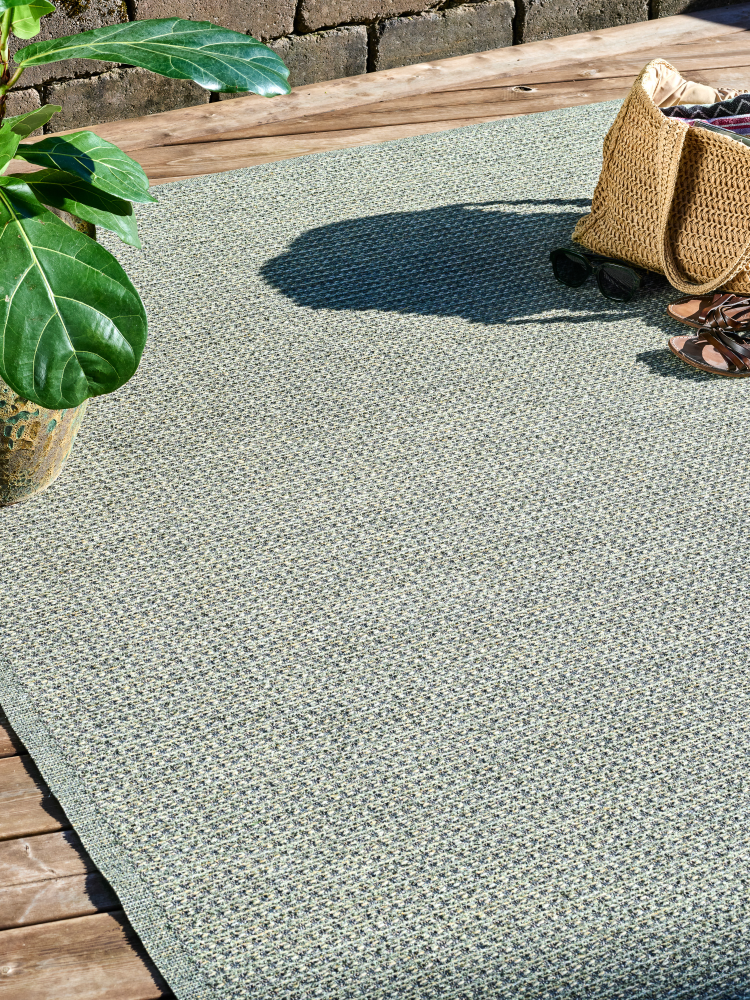 terrasse med et olivengrønt teppe