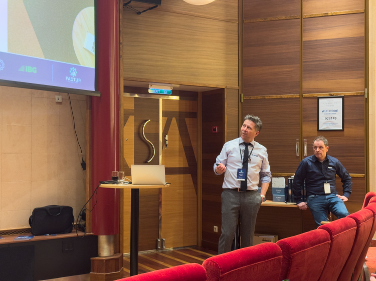 Thomas Aar og Lars Sørmo fra Tarkett 