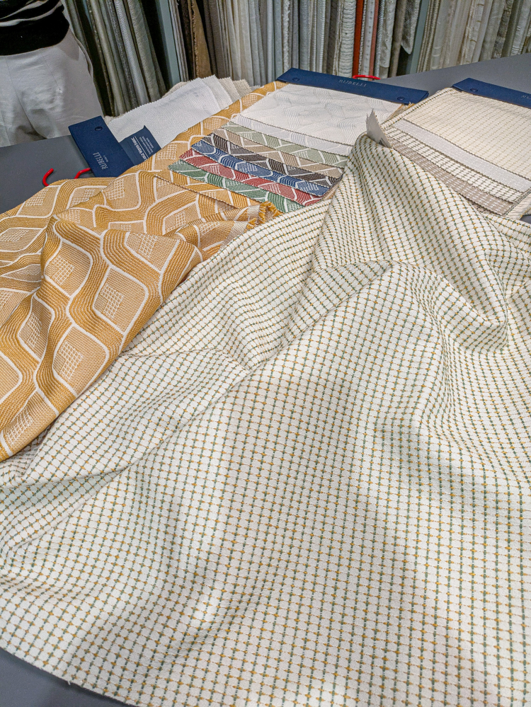 tekstilprøver med geometrisk mønstre i gult og flere farger 
