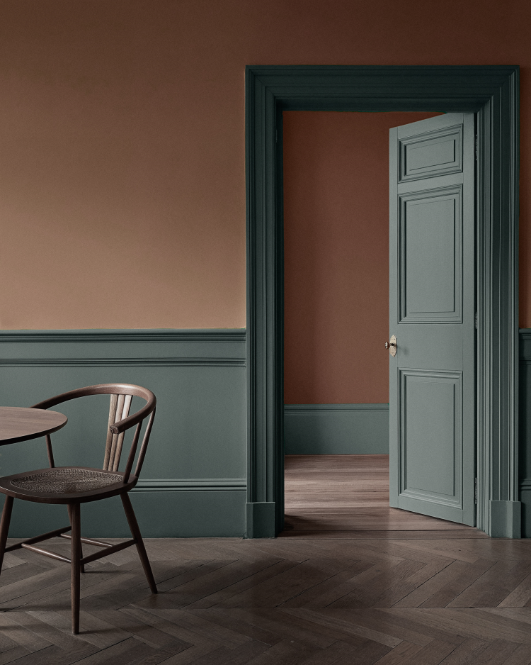 rom dør to farger stol