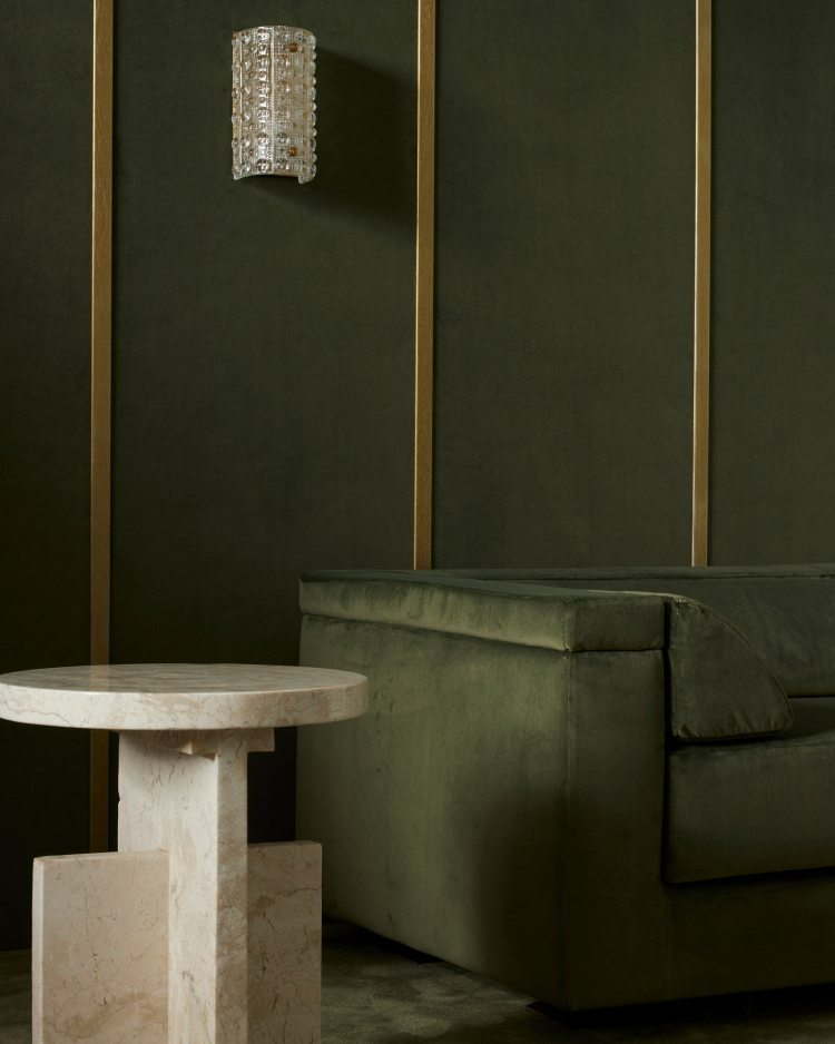 grønt fløyel sofa bord hvitt