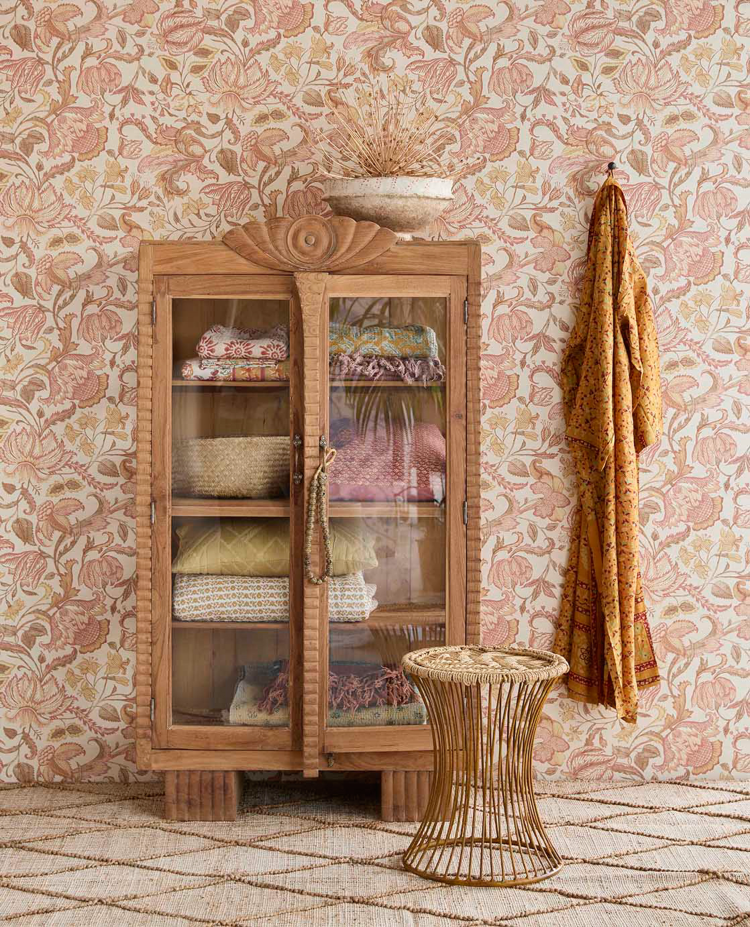 gammelt skap tapet mønster klær