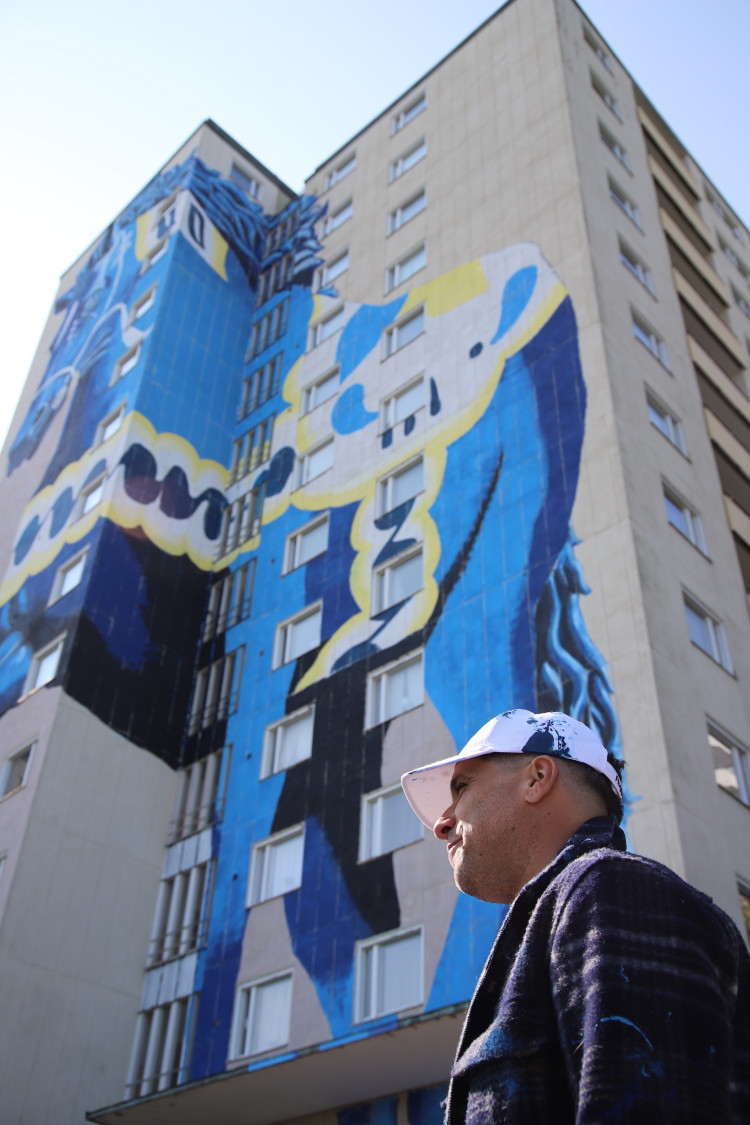 gatekunstneren Shai Dahan med dalahesten i bakgrunn