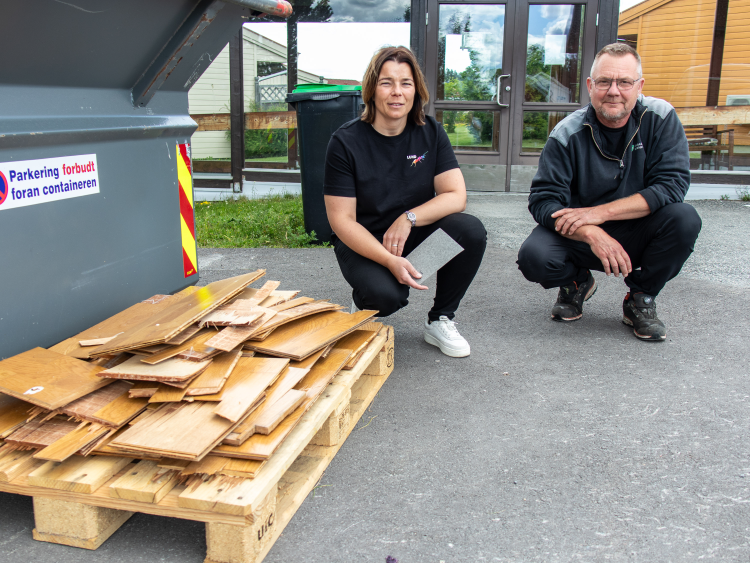 dame og mann foran pall med revet parkett 