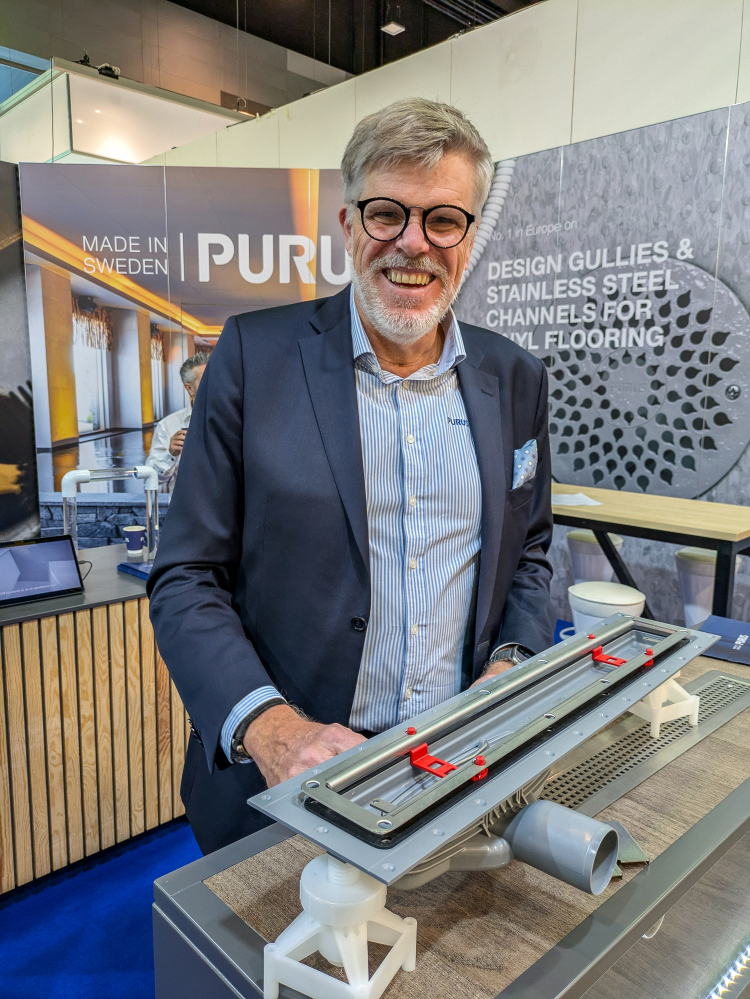 mann i blå dressjakke viser et designsluk 