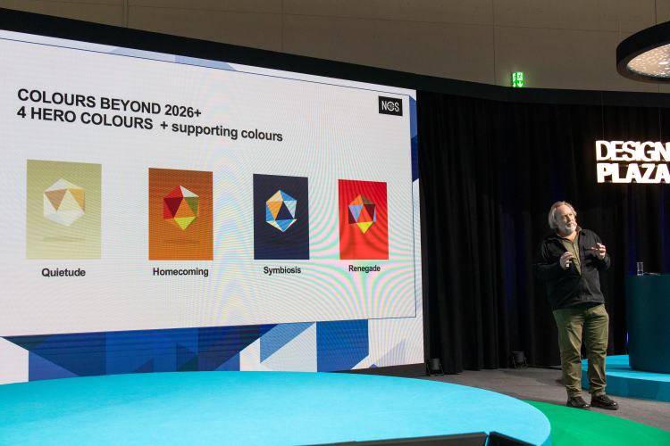 mann holder foredrag foran stor skjerm