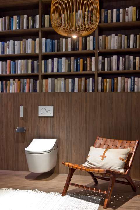 Toalett med stol og bøker ala bibliotek