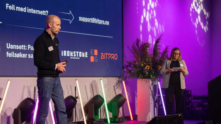 Simen Aas, Marita Irene Berg i bakgrunnen.