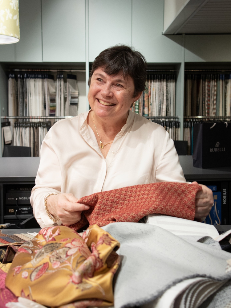 dame i hvitt med tekstil