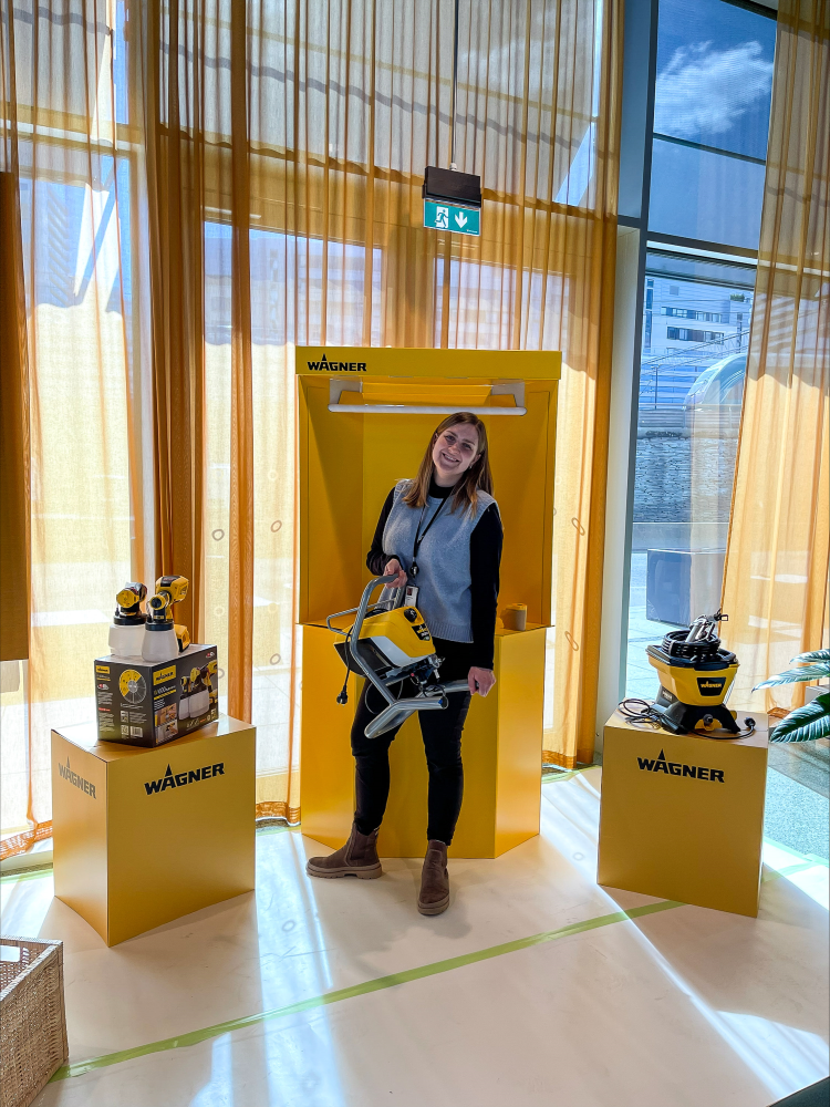 ung dame i gul utstilling 