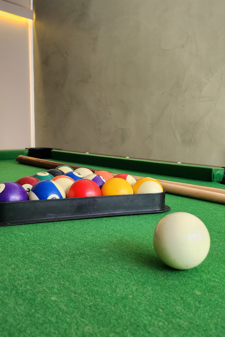 biljardbord og kuler 
