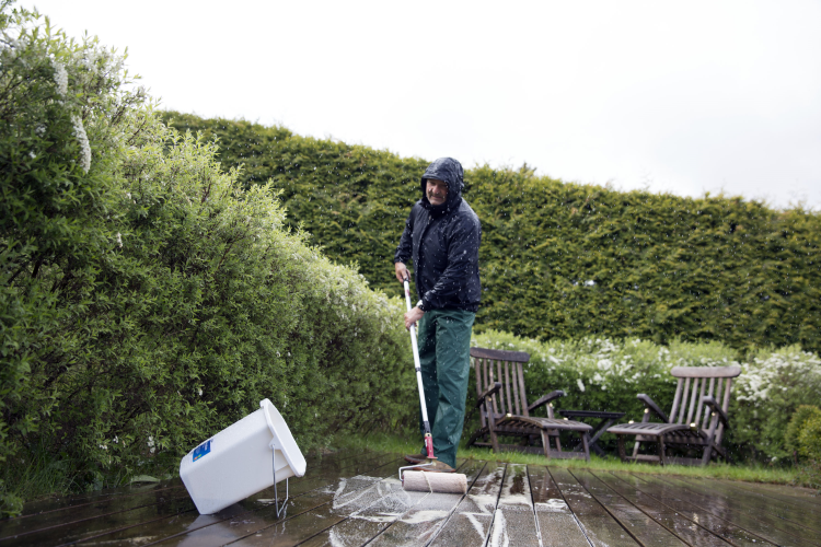 vaske terrasse i regnvær