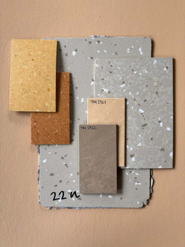 prøver på gulv i okertoner 