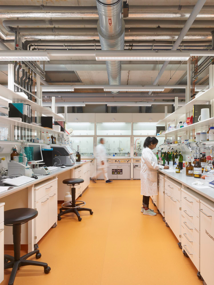 gult gulvbelegg i et laboratorie med hvit innredning