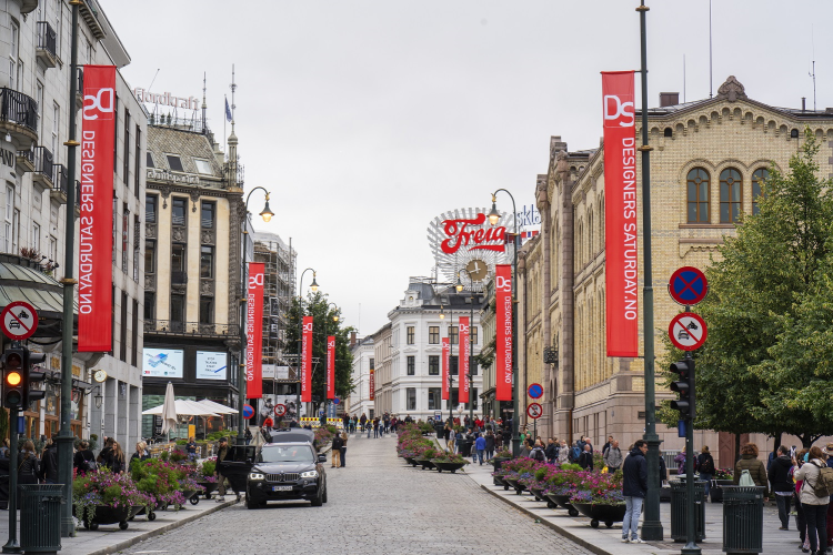 Karl Johansgate pyntet med bannere fra Designers Saturday