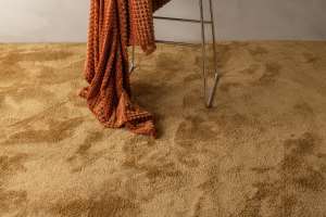 Foto: Golvabia<br/>FARGESPILL: Sjarmen med velurteppet Kastell er at når man går på det, opplever man store vekslinger i fargen på teppet som gjør at det får et svært livfullt uttrykk. 