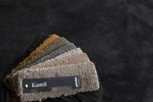 FARGESPILL: Sjarmen med velurteppet Kastell er at når man går på det, opplever man store vekslinger i fargen på teppet som gjør at det får et svært livfullt uttrykk. 
