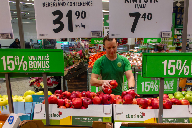 mann ved fruktdisken i butikken