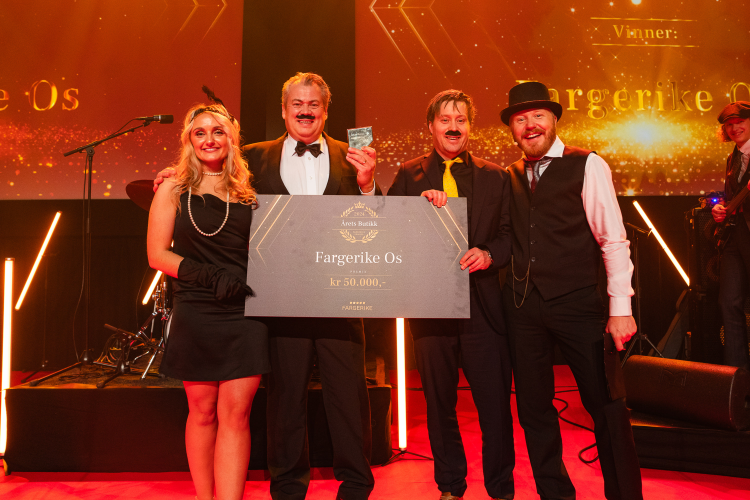 4 på scenen med plakat Fargerike Os