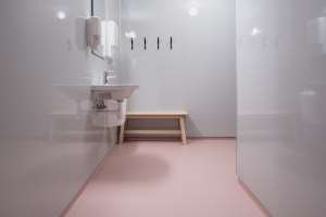 <p><b>SUGAR CANDY</b>: På badene og i dusjsonene har gulvet  rosafargen «Sugar Candy 8627».</p>