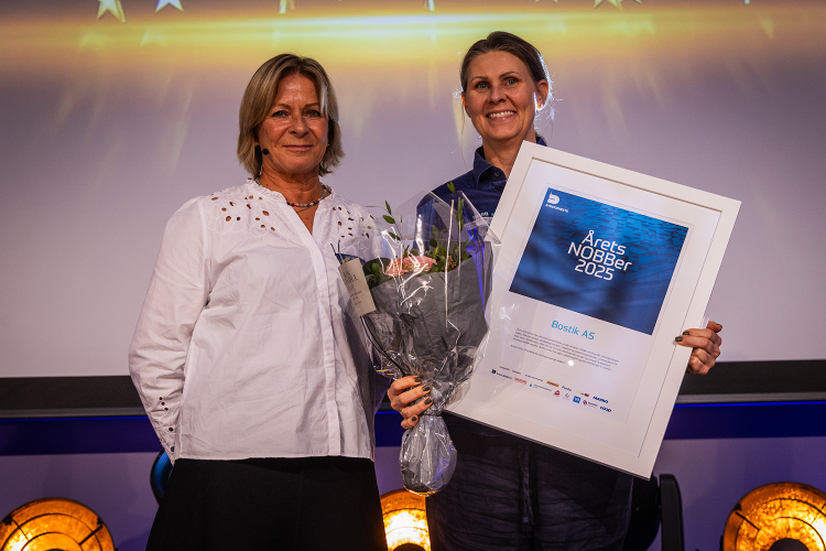 Yvonne Kirkeby hos Bostik tar imot prisen Årets NOBBer
