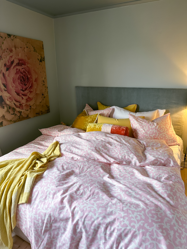 Seng ferdig oppredd med pynteputer