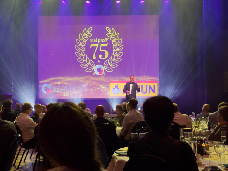 Jon Ensor, på scenen under festmiddagen hos Mal Proffs jubileum.