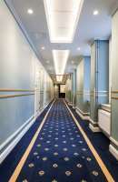 Foto: Kristian Owren/ifi.no<br/>KORRIDORER: I korridorene på Hotel Bristol er det lagt lyslister i taket. Langs gulv og vegger er det lagt harde gjennomfargede lister som tåler tøff behandling.