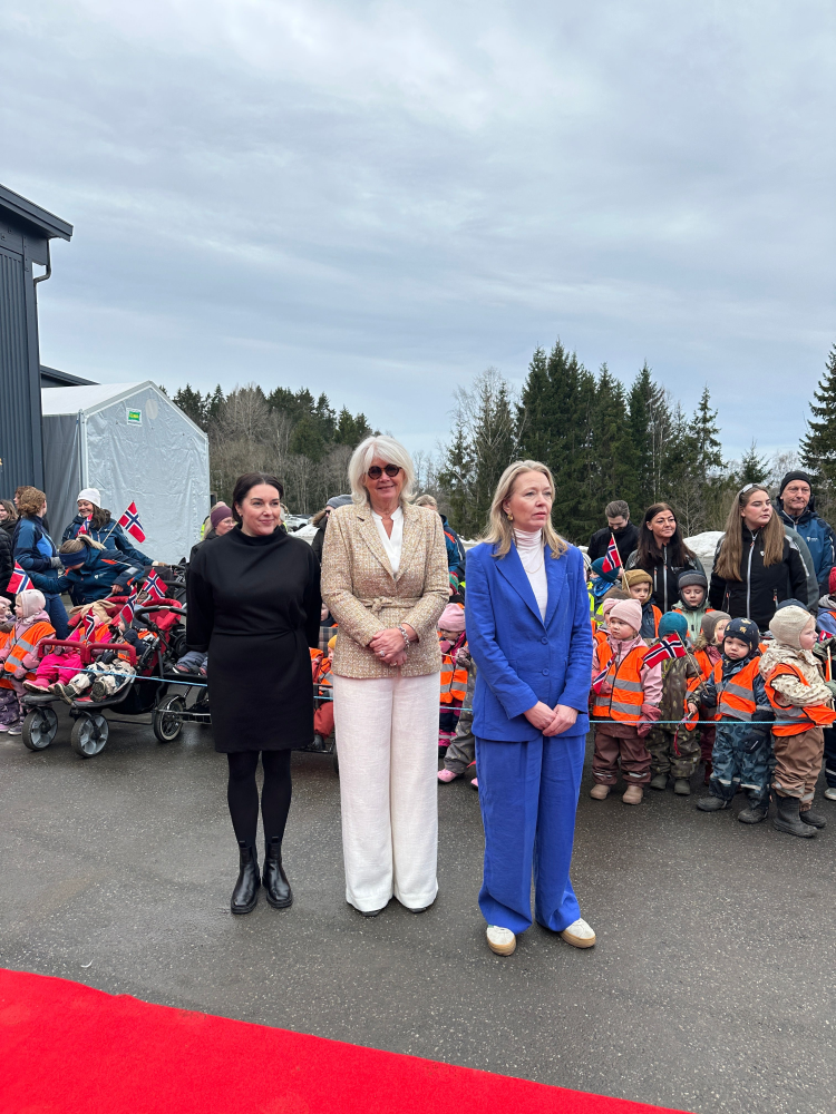 damer barn flagg rød løper