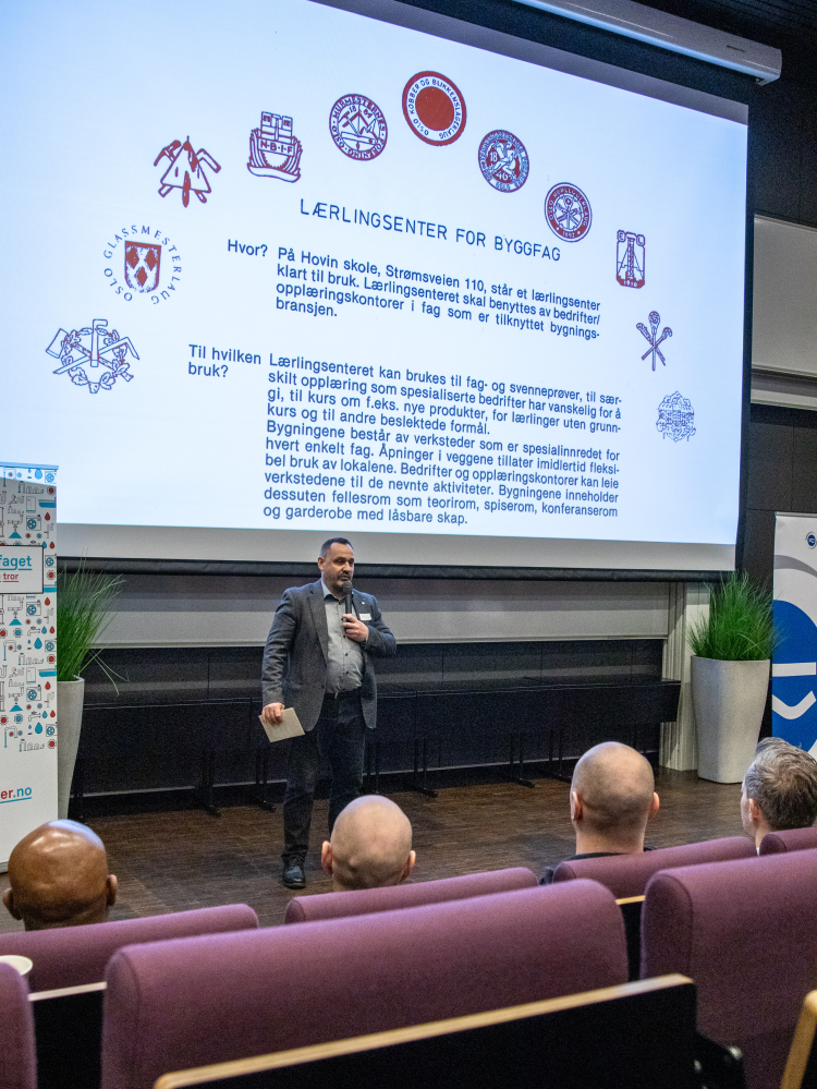 mann holder foredrag