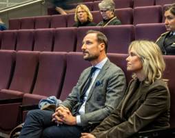 Foto: Chera Westman/ifi.no<br/>                        NYSGJERRIGE: Kronprins Haakon hadde selskap med Oslo  ordfører Anne Lindboe på tilhørerplass under feiringen av jubileumet.