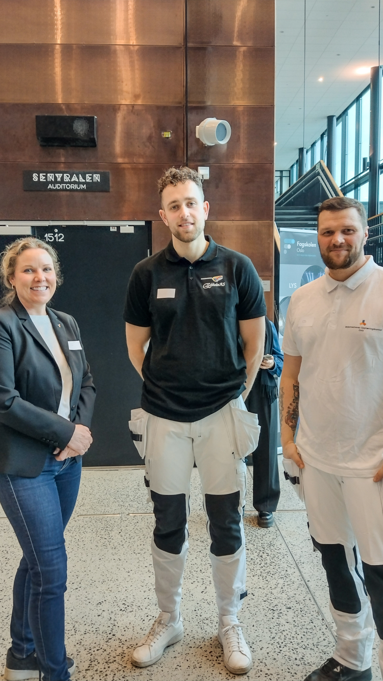 to menn og dame foran dør