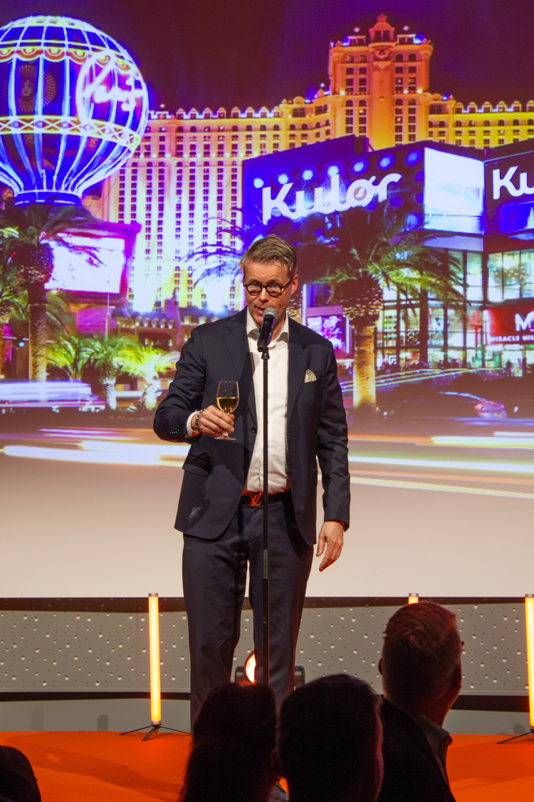Øyvind Loven, komiker, radiovert og toastmaster står på scenen under festmiddagen til Kulørs kjedetreff.