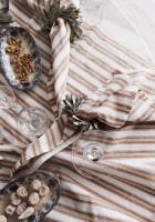 Foto: Norsk Dun<br/>LA BELLE er en stripet variant i brun og hvit og med denne duken skaper du et bohemsk uttrykk. Med garnfarget tekstil gir den mykhet og eleganse til din borddekking