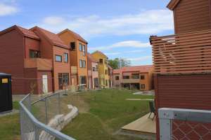 ROSA OG GULT: På Fruktløkka, det første byggetrinnet, er husene gule, rosa og rødbrune. Hvert byggetrinn har sin særegne palett som vil bidra til at det får sin egen karakter.<br />Foto: Bjørg Owren/ifi.no