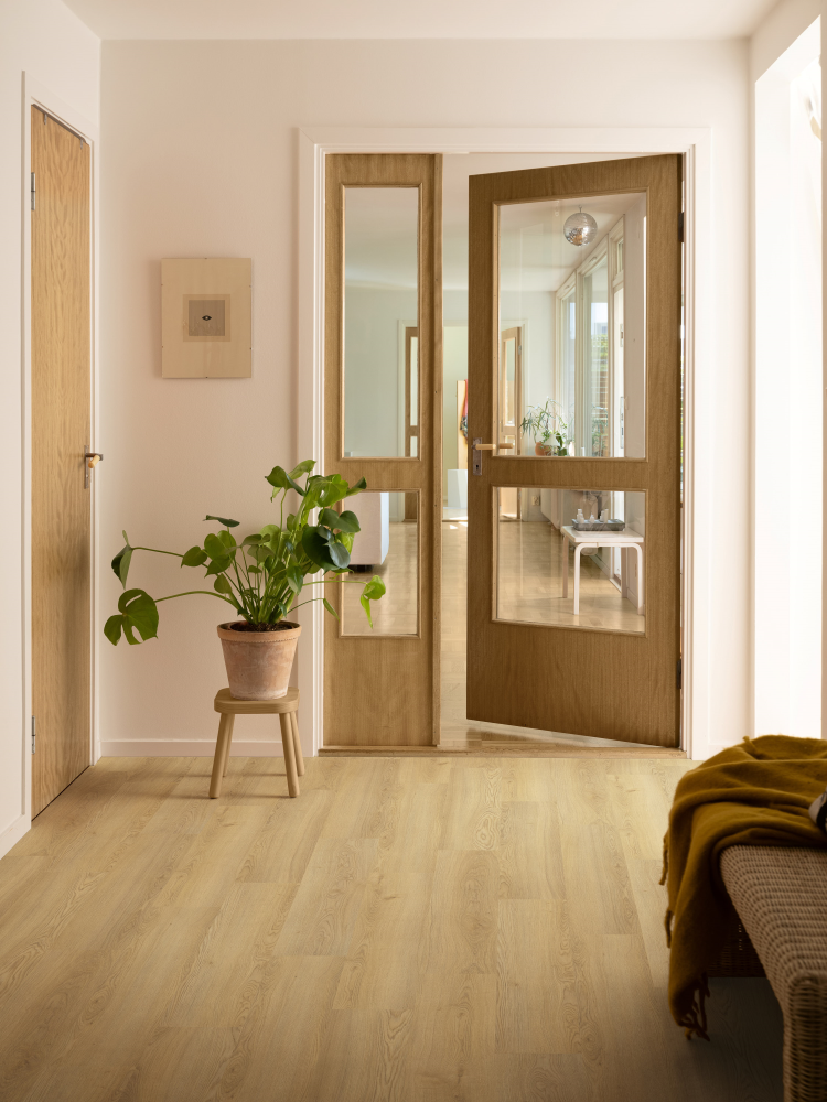 rom med dør i enden og tremønstret laminatgulv