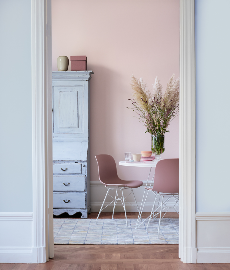 To rom i kontrastfarger, splittkomplementær, rosa og blå