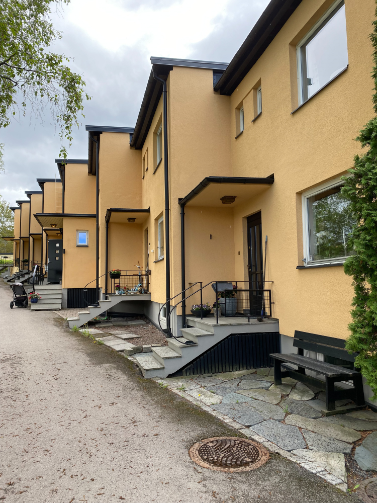 rekkehus med gule fasader 