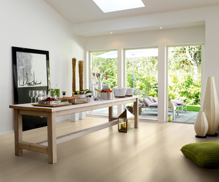 Kjøkken med lyst laminatgulv, type Lillehammer fra Pergo.