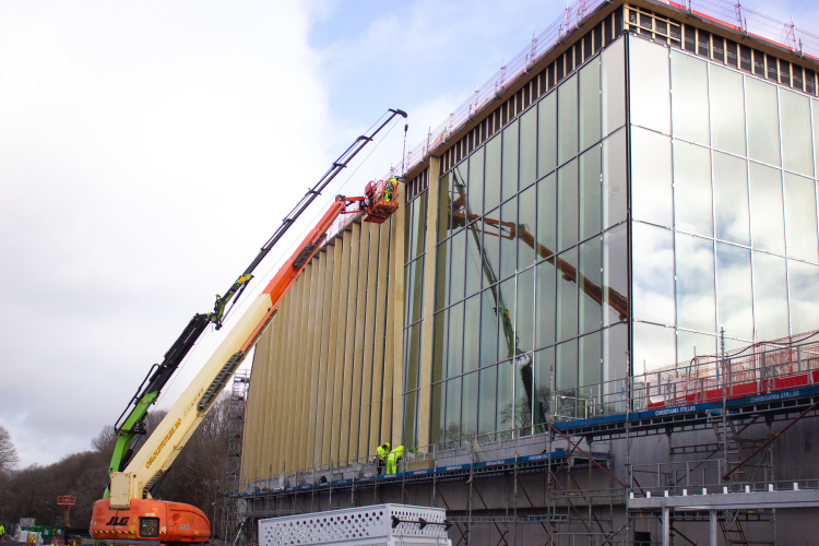 limtresøyler vestsiden av bygget