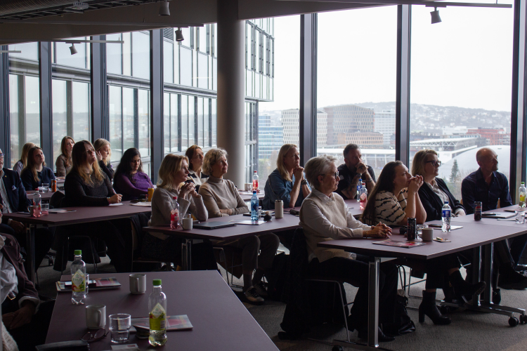 personer følger med.