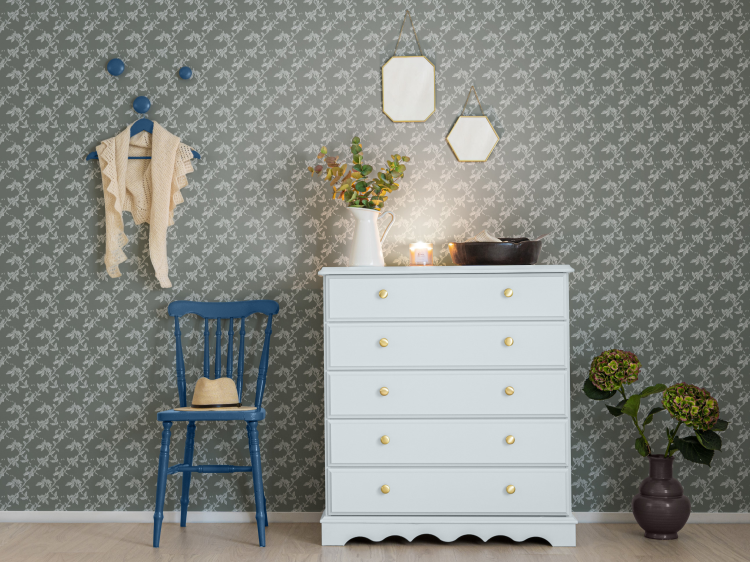 tapet mønster hvit kommode
