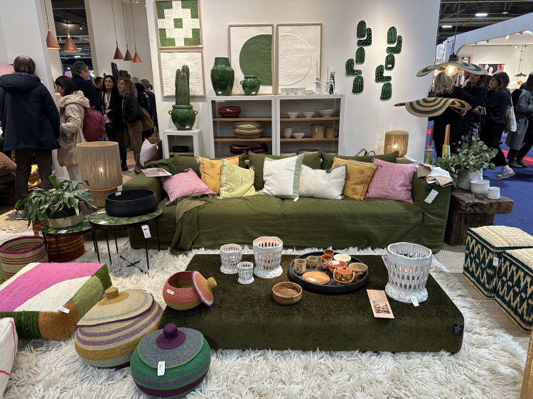 sofa teppe grønt bord