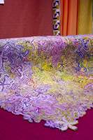 Foto: Emma Wold/ifi.no<br/>SAMMENSATT: Her er de strimlede tekstilrestene satt sammen til et større produkt; dette fargerike gulvteppet.