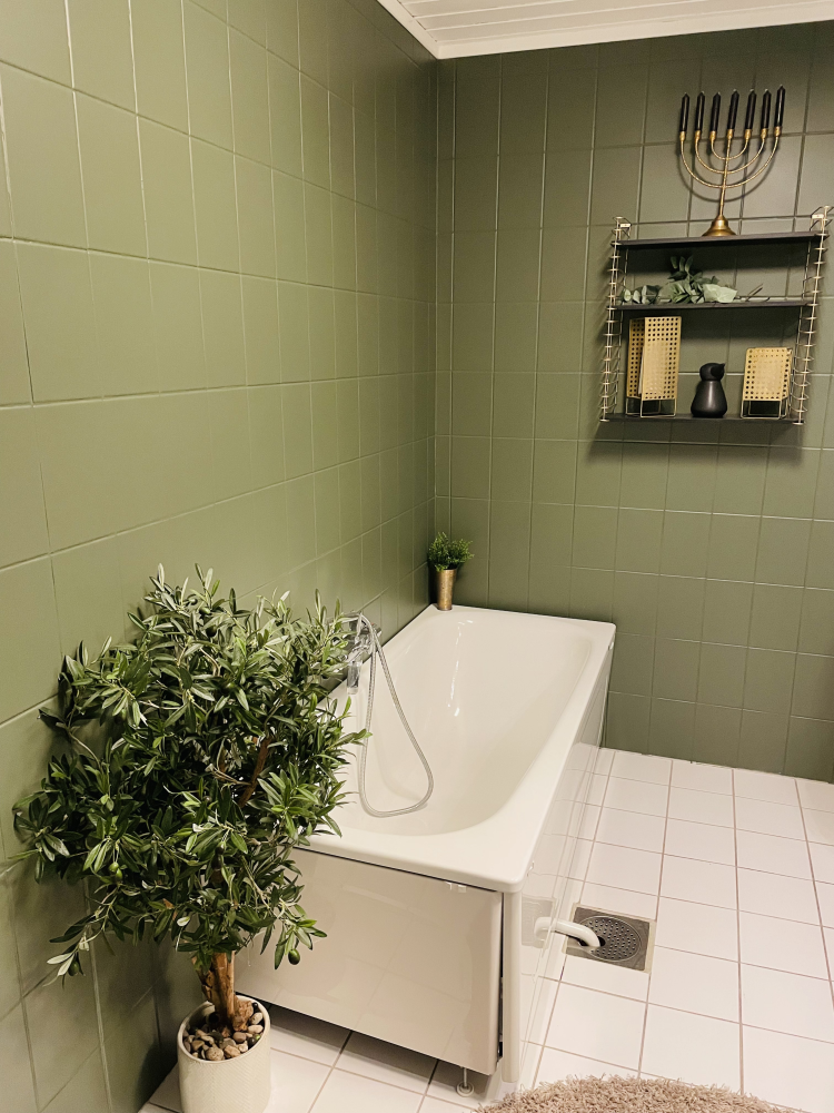 Grønnmalte fliser på bad